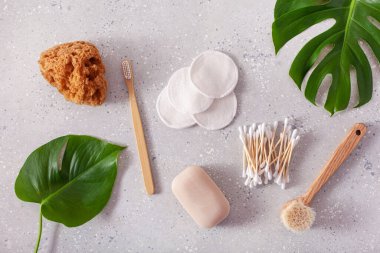 sıfır atık çevre dostu hijyen tuvalet konsepti. ahşap diş fırçası yeniden kullanılabilir pedler ahşap tomurcuklar fırça