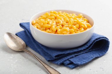 Amerikan kremalı makarna ve peynirli makarna.