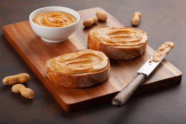 yumuşak fıstık ezmeli ekmek, sağlıklı geleneksel sandviç.