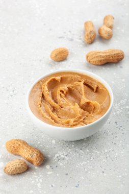 Gri arka planda yumuşak fıstık ezmesi