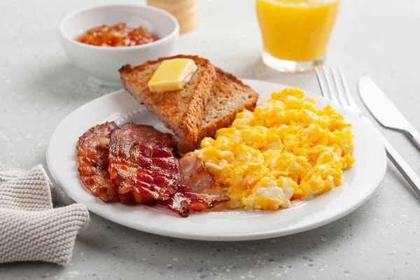 Traditionell Äggröra Frukost Med Bacon Och Rostat Bröd — Stockfoto