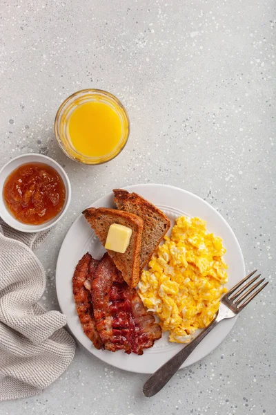 Tradicional Ovos Mexidos Café Manhã Com Bacon Torradas — Fotografia de Stock