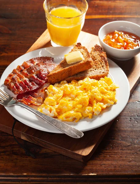 Tradicional Desayuno Con Huevos Revueltos Con Tocino Tostadas — Foto de Stock