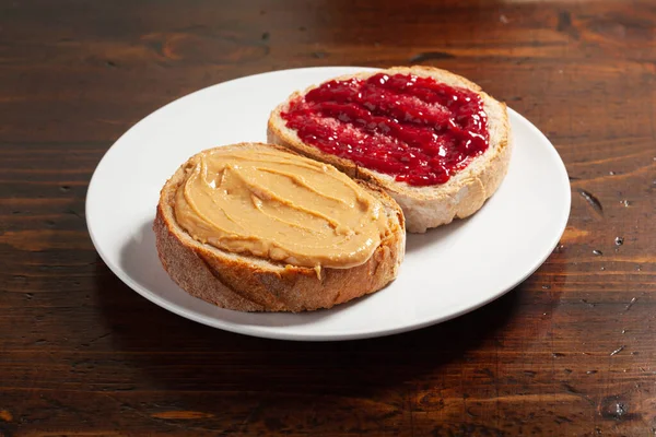 Hladký Toast Arašídovým Máslem Džemovým Chlebem Americký Tradiční Sendvič — Stock fotografie