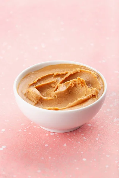 Manteiga Amendoim Lisa Tigela Fundo Rosa — Fotografia de Stock