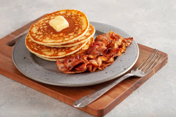 Pancake Manis Dengan Mentega Dan Daging Asap Tradisional American Sarapan — Stok Foto