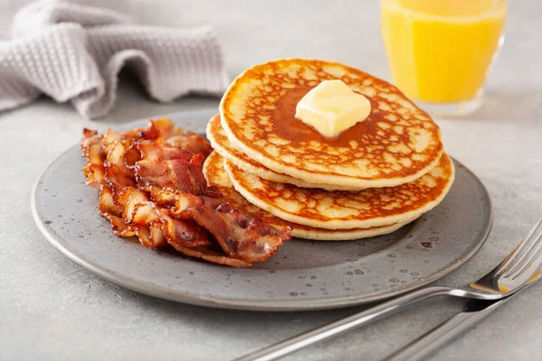 Słodkie Naleśniki Masłem Bekonem Tradycyjne Amerykańskie Śniadanie — Zdjęcie stockowe