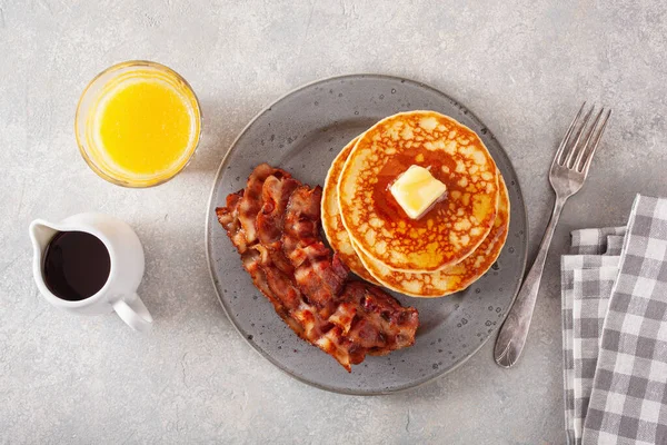 Panquecas Doces Com Manteiga Bacon Pequeno Almoço Americano Tradicional — Fotografia de Stock