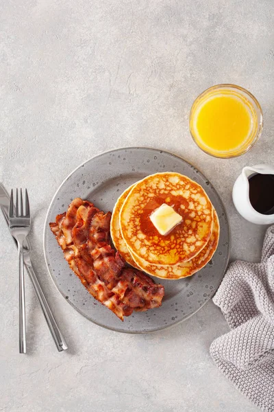 Panquecas Doces Com Manteiga Bacon Pequeno Almoço Americano Tradicional — Fotografia de Stock