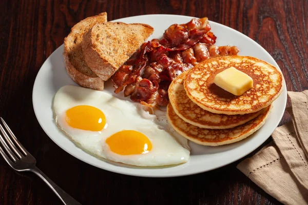 Tortitas Tradicionales Huevos Desayuno Americano Completo Con Tocino Tostadas — Foto de Stock