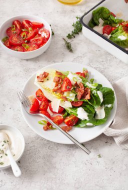 Domuz pastırmalı, parmesanlı romaine marulu ve sos. Sağlıklı Keto Paleo Diyet Yemeği