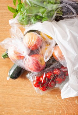 Tek kullanımlık plastik atık sorunu. meyve ve sebzeler plastik torbalarda
