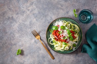 Keto paleo zoodles bolonez: et soslu kabaklı erişte ve parmesan peyniri.