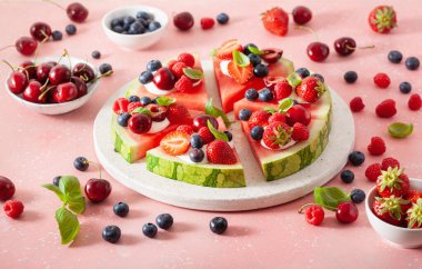 Yoğurt ve böğürtlenli karpuz pizza dilimleri, yaz tatlısı.