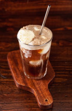 Amerikan dondurması kola ile yüzüyor.