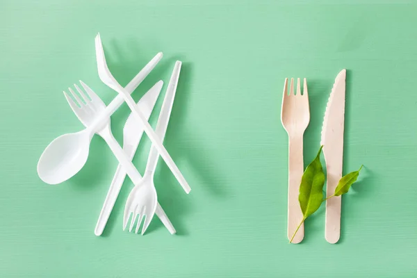 有害的塑料和环保木制餐具 无塑概念 — 图库照片