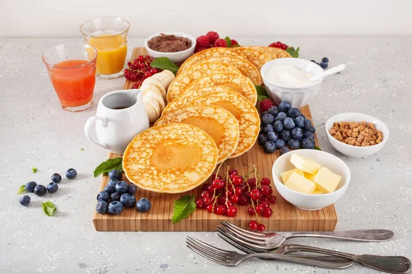 American Pancake Board Dengan Berry Maple Sirup Mentega — Stok Foto