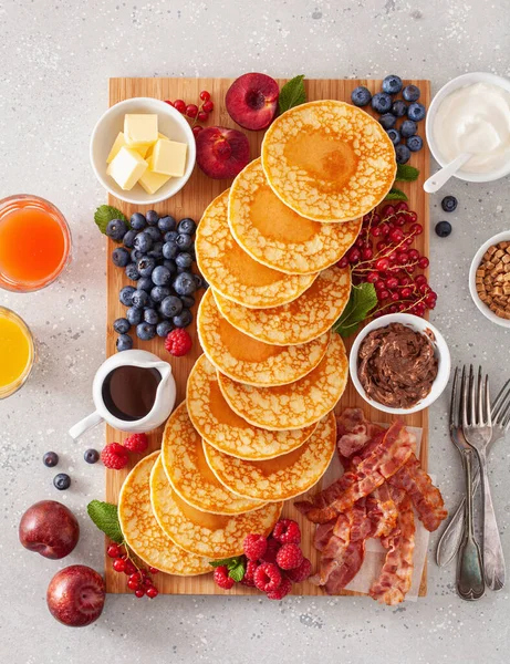 American Pancake Board Dengan Bacon Berry Maple Sirup Mentega — Stok Foto