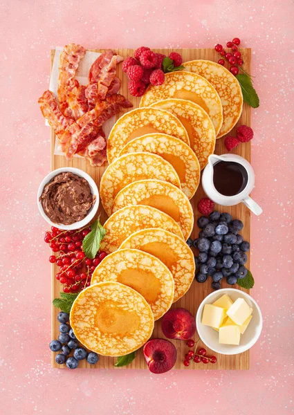 Pancake Américain Beurre Sirop Érable Aux Baies Bacon — Photo