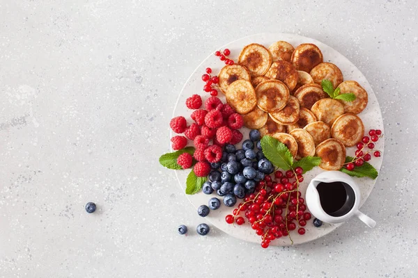 Amerikansk Mini Pannkaka Styrelse Med Bär Och Lönnsirap — Stockfoto