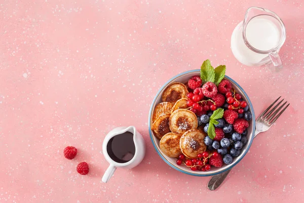 ミニパンケーキの朝食にベリーとメープルシロップ — ストック写真
