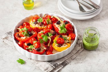 Doldurulmuş dolma biber, kinoalı domates zeytin ve bitki soslu chimichurri.