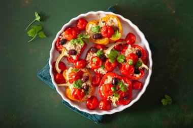 Doldurulmuş dolma biber, kinoalı domates zeytin ve bitki soslu chimichurri.