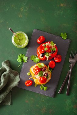 Doldurulmuş dolma biber, kinoalı domates zeytin ve bitki soslu chimichurri.