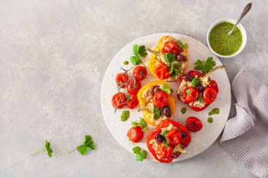 Doldurulmuş dolma biber, kinoalı domates zeytin ve bitki soslu chimichurri.