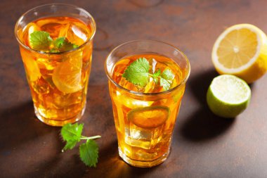 Limonlu ve naneli buzlu çay.