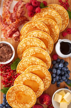 Amerikan krep tahtası ve pastırma böğürtlen şurubu.