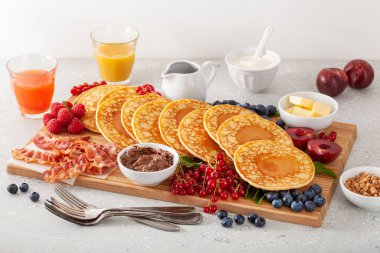 Amerikan krep tahtası ve pastırma böğürtlen şurubu.