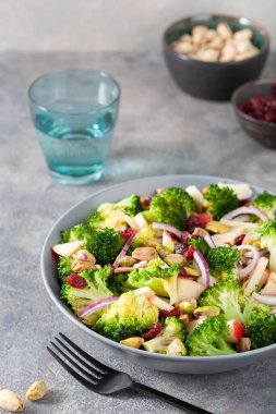 Elmalı soğanlı kurutulmuş kızılcık fıstıklı brokoli salatası. Vegan düşük karbonhidrat diyeti