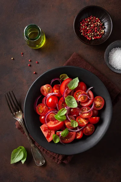 Soğan Fesleğen Zeytinyağı Balzamik Sirke Ile Sağlıklı Domates Salatası — Stok fotoğraf