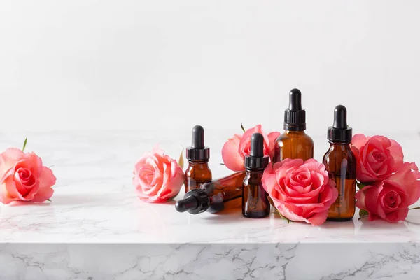 Etherische Oliën Flessen Rozenbloemen Alternatieve Geneeskunde Spa Aromatherapie — Stockfoto