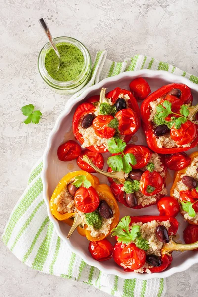 Pimientos Rellenos Con Tomates Quinua Aceitunas Salsa Hierbas Chimichurri —  Fotos de Stock