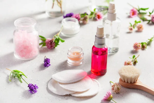 sıfır atık çevre dostu banyo, vücut bakım ürünleri ve yabani çiçekler. Ev spa tedavisi için doğal kozmetik ürünleri