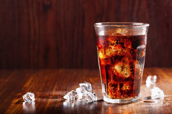 Glas Kalte Cola Limonade Mit Eis Auf Holzgrund — Stockfoto