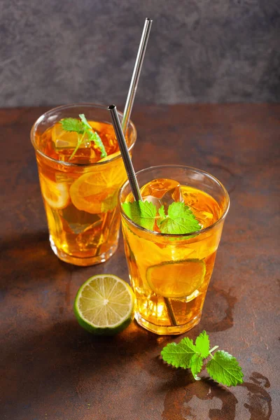 Limonlu ve naneli buzlu çay.