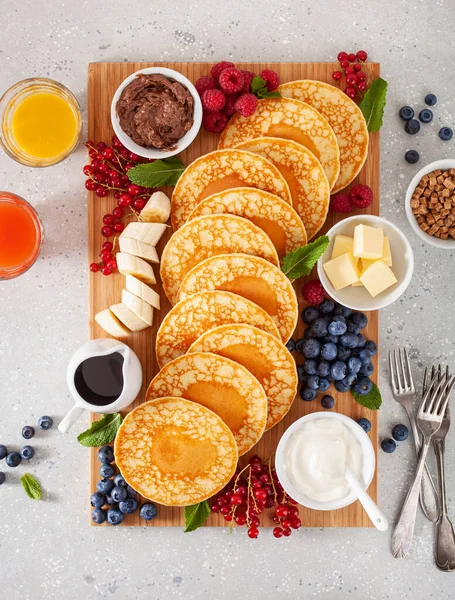 American Pancake Board Bacon Berries Maple Syrup Butter — Stock Photo, Image