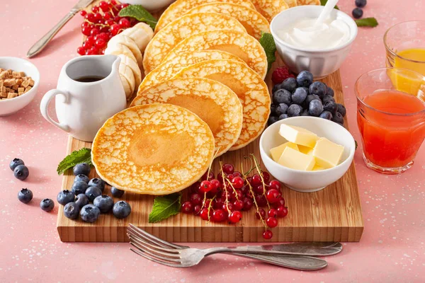 American Pancake Board Bacon Berries Maple Syrup Butter — Stock Photo, Image