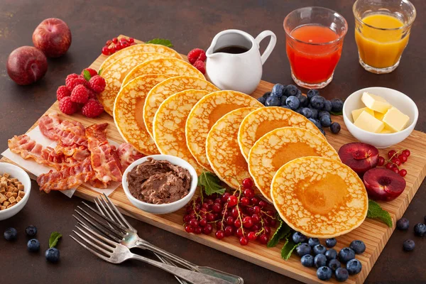 American Pancake Board Dengan Bacon Berry Maple Sirup Mentega — Stok Foto