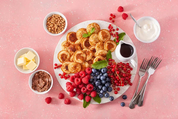 Mini Pancake Board Americano Con Bacche Sciroppo Acero — Foto Stock