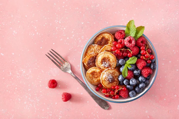 Mini Pannkaka Frukost Skål Med Bär Och Lönnsirap — Stockfoto