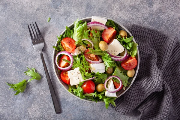 Salade Tomates Avec Brie Fromage Olives Oignon Laitue — Photo