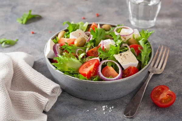 Ensalada Tomate Con Queso Brie Aceitunas Lechuga Cebolla — Foto de Stock