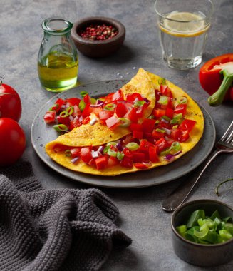 Domatesli omlet, biberli soğan biberi ve peynir. sağlıklı kahvaltı