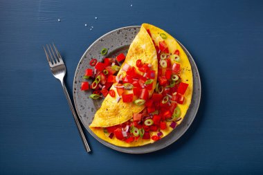 Domatesli omlet, biberli soğan biberi ve peynir. sağlıklı kahvaltı