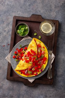 Domatesli omlet, biberli soğan biberi ve peynir. sağlıklı kahvaltı