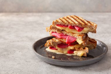 Izgara salamlı ve peynirli sandviç.